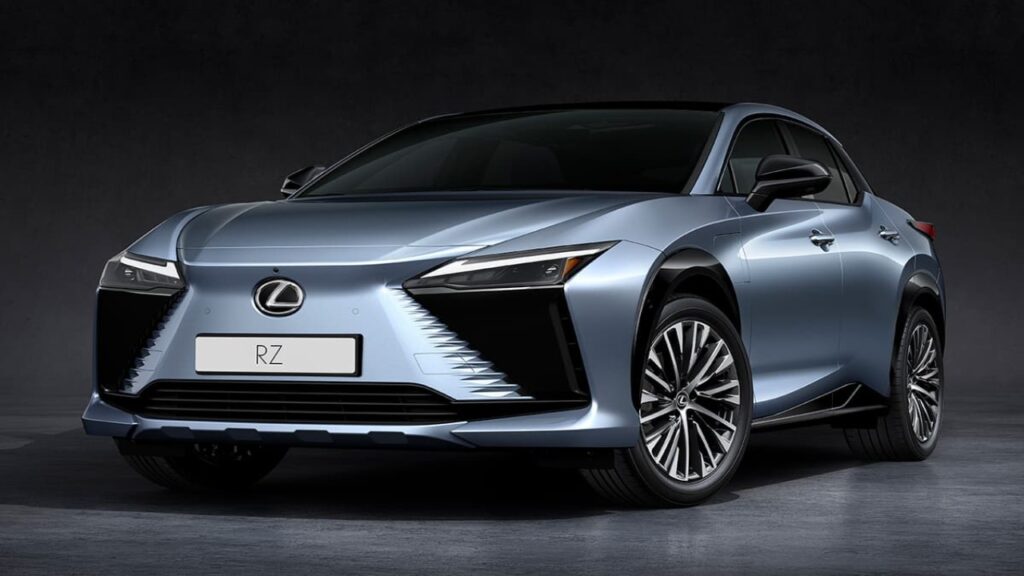 Lexus RZ 500e estreia no Brasil como SUV elétrico de luxo com alto desempenho e tração integral