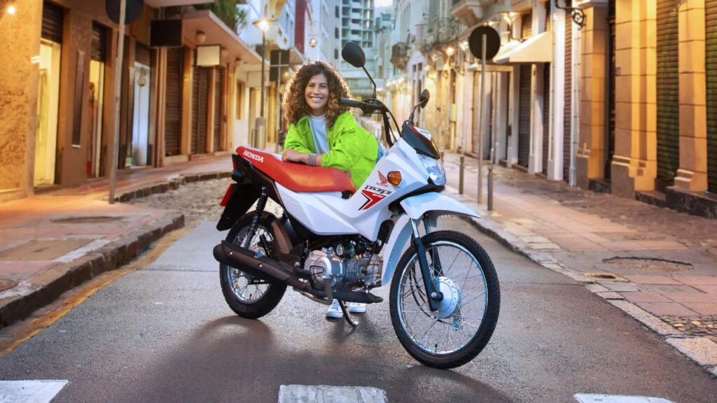 Motos de até R$ 12 mil unem economia e manutenção barata e conquistam quem quer fugir do ônibus