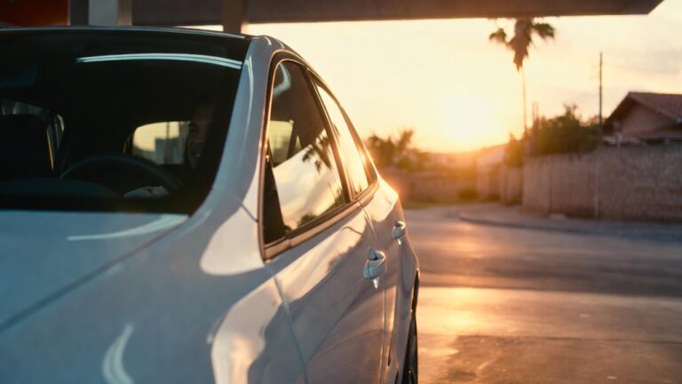 Fechar os vidros aos 70 km/h melhora a aerodinâmica e vira a surpresa para todos que querem poupar no tanque