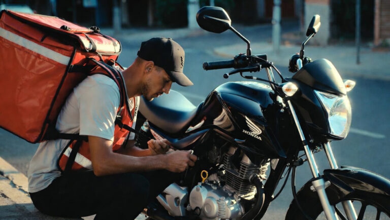 Quanto um motorista de aplicativo gasta com a manutenção de uma moto 160 por mês?