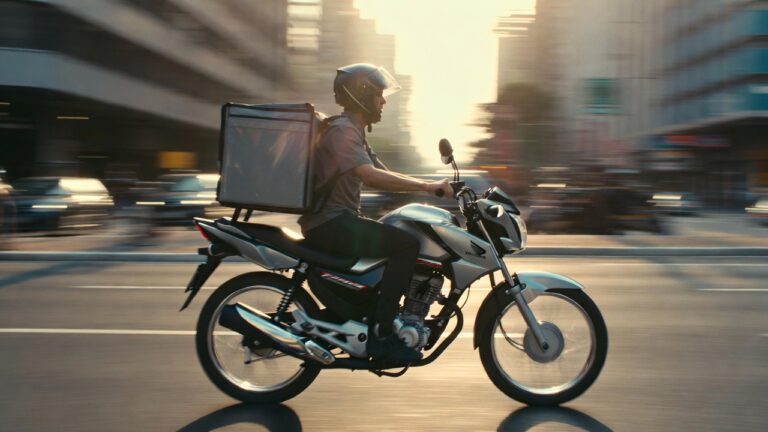 Qual a melhor moto para trabalhar com entregas e como economizar no combustível em 2026?