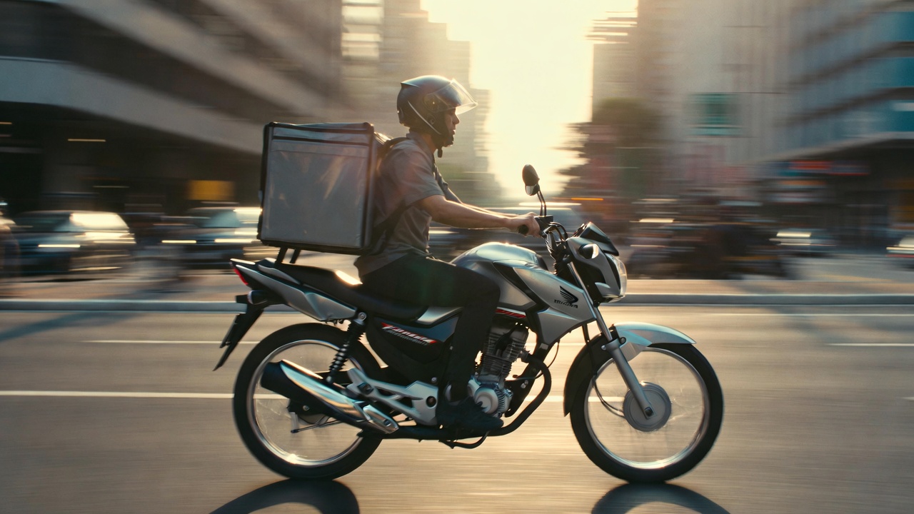 Qual a melhor moto para trabalhar com entregas e como economizar no combustível em 2026?