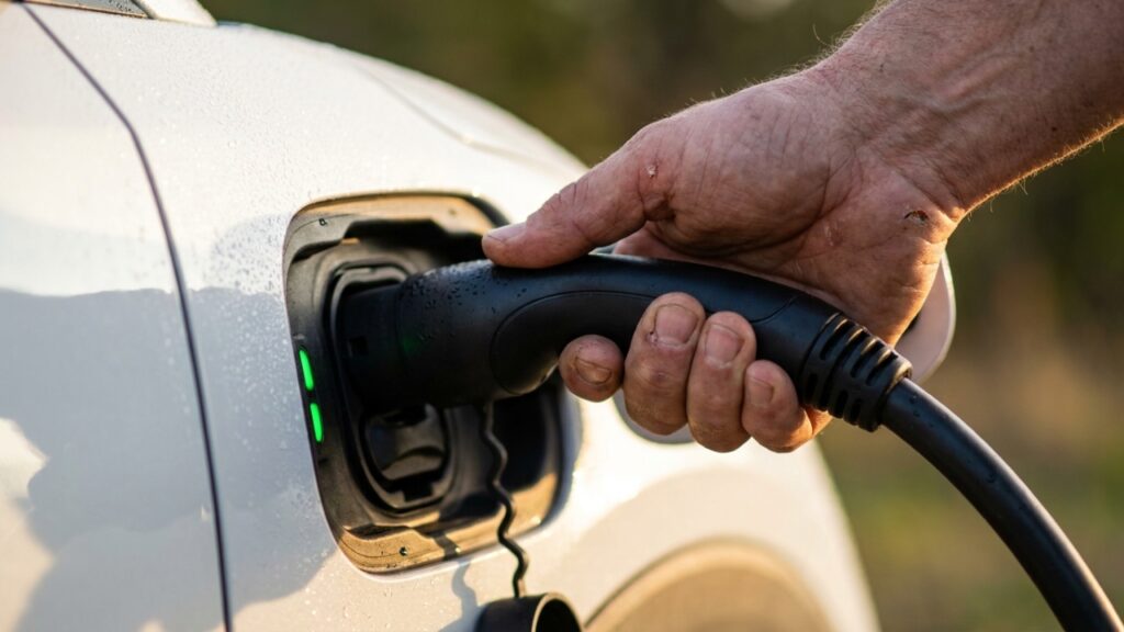 O elétrico compacto que roda mil quilômetros com o custo de um tanque de gasolina e vira febre nas cidades