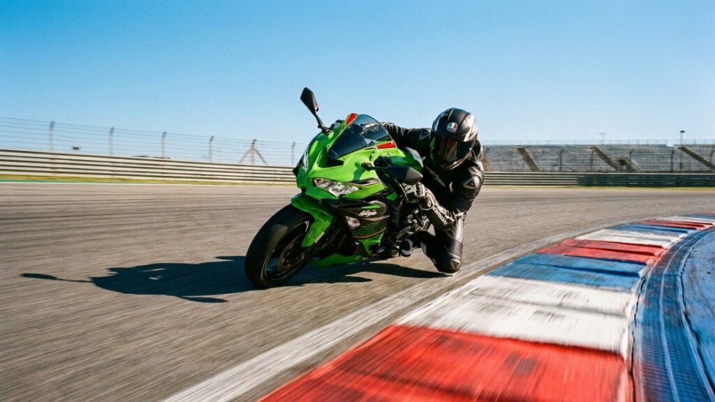 A esportiva de 400cc que traz de volta o som dos quatro cilindros em alta rotação e desafia as máquinas de 600cc