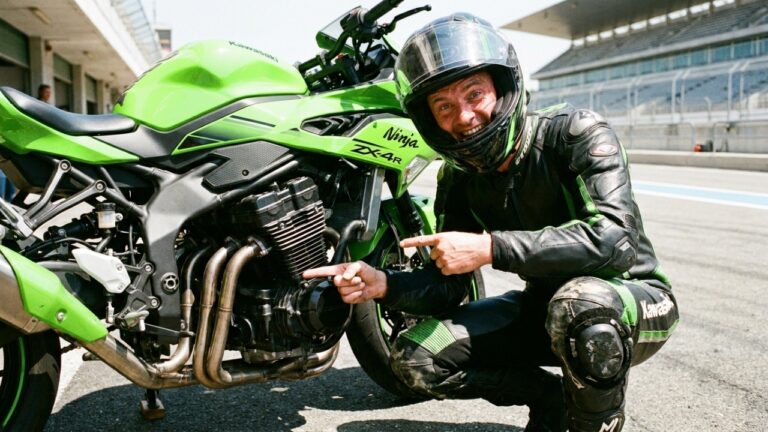 A esportiva de 400cc que traz de volta o som dos quatro cilindros em alta rotação e desafia as máquinas de 600cc