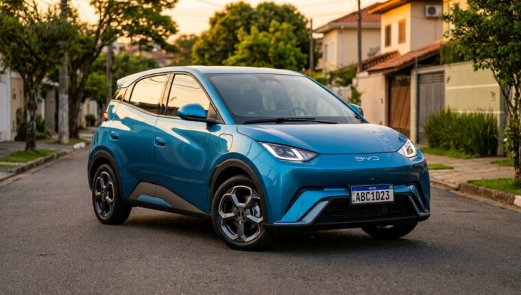 BYD lança pequeno elétrico que roda até 280 km, traz 6 airbags e promete livrar o motorista das visitas semanais ao posto