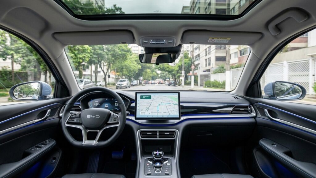 BYD lança pequeno elétrico que roda até 280 km, traz 6 airbags e promete livrar o motorista das visitas semanais ao posto