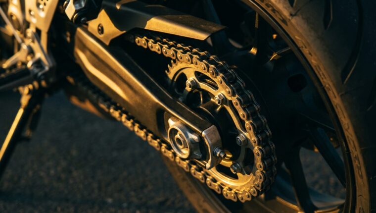 Corrente da moto: folga, limpeza e sinais de desgaste