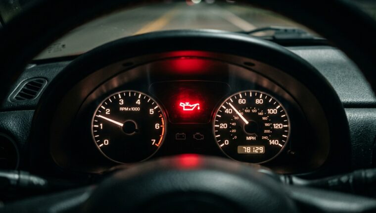 Luz do óleo acesa exige parada imediata do motor