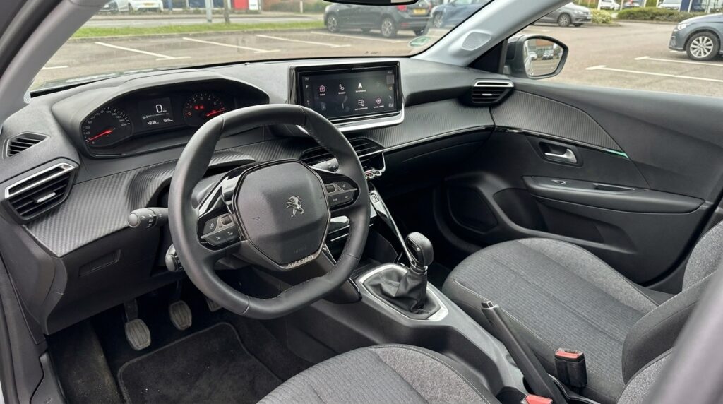 Peugeot 208, hatch, consumo, teto panorâmico
